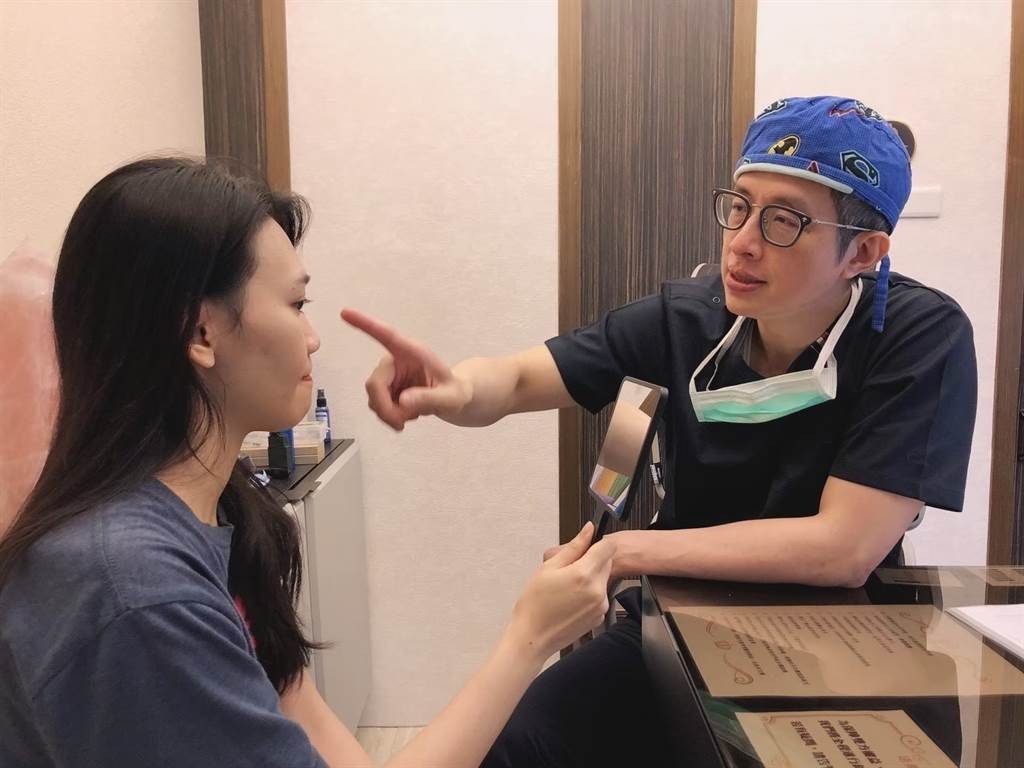 韓彩英坐壞櫃子